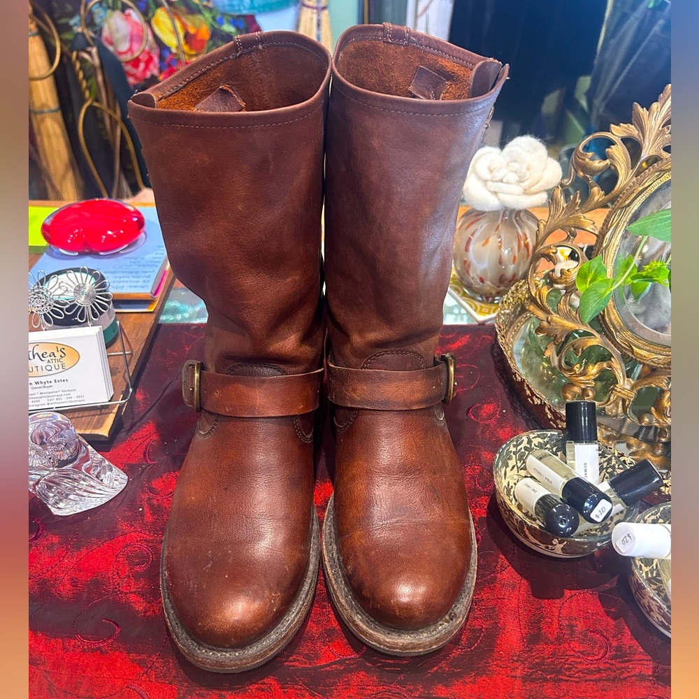 Frye Veronica Bootie 
Chocolate Brown 
Size 8